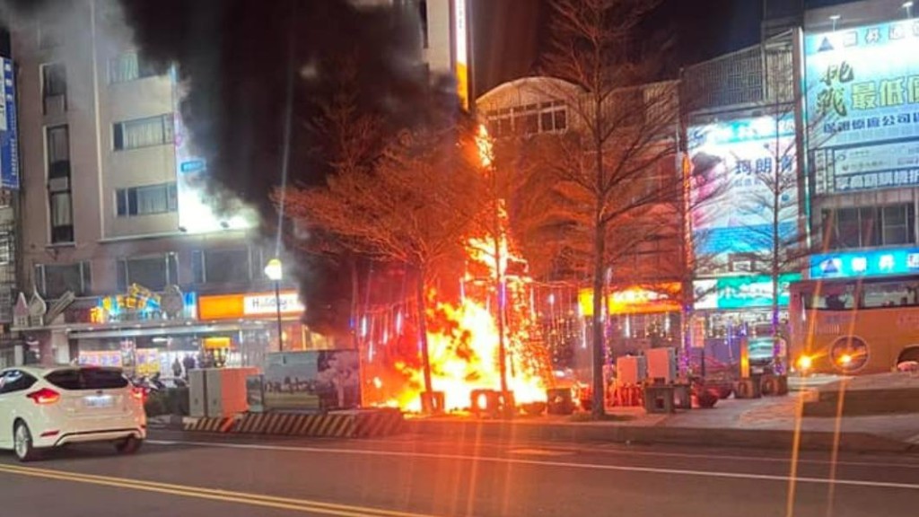 台湾苗栗有公园的大型圣诞树装置，被民众放烟花引燃烧毁。Facebook