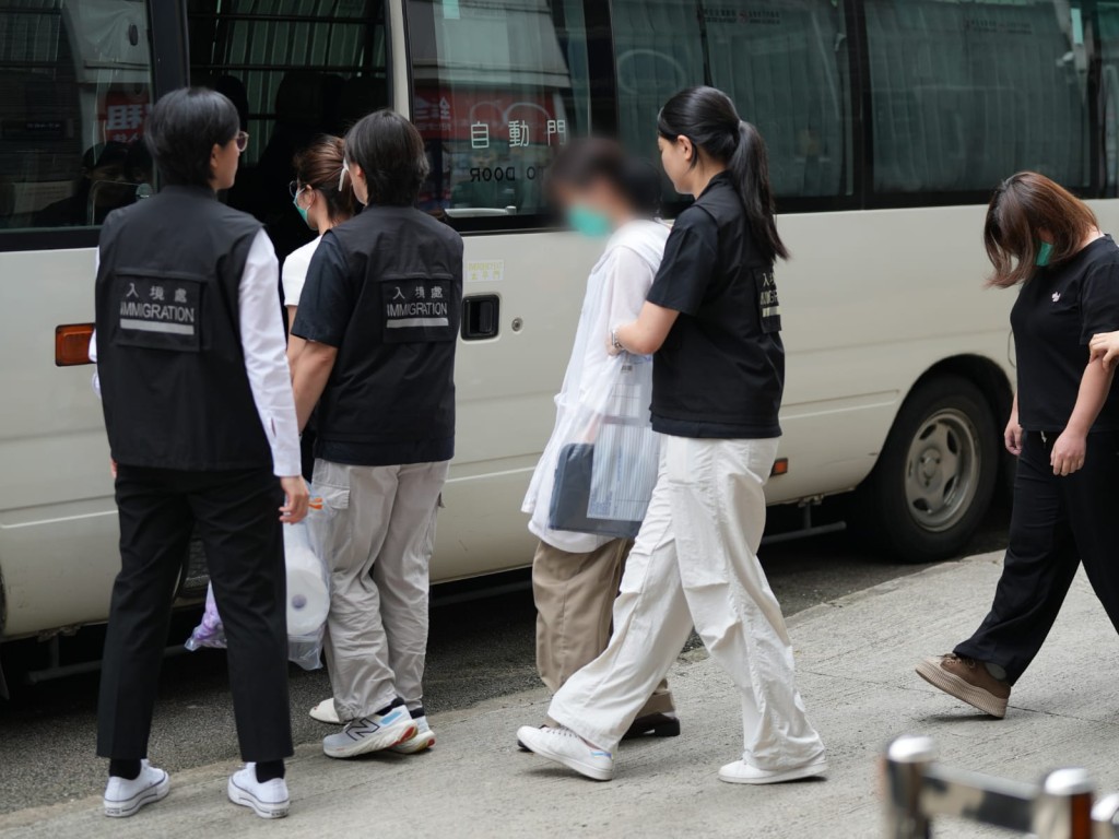 入境處拘捕10人。 入境處拘捕10人。