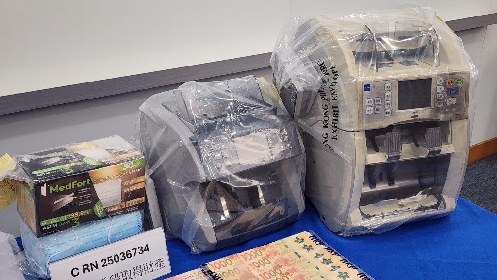 警方展示證物。 警方展示證物。