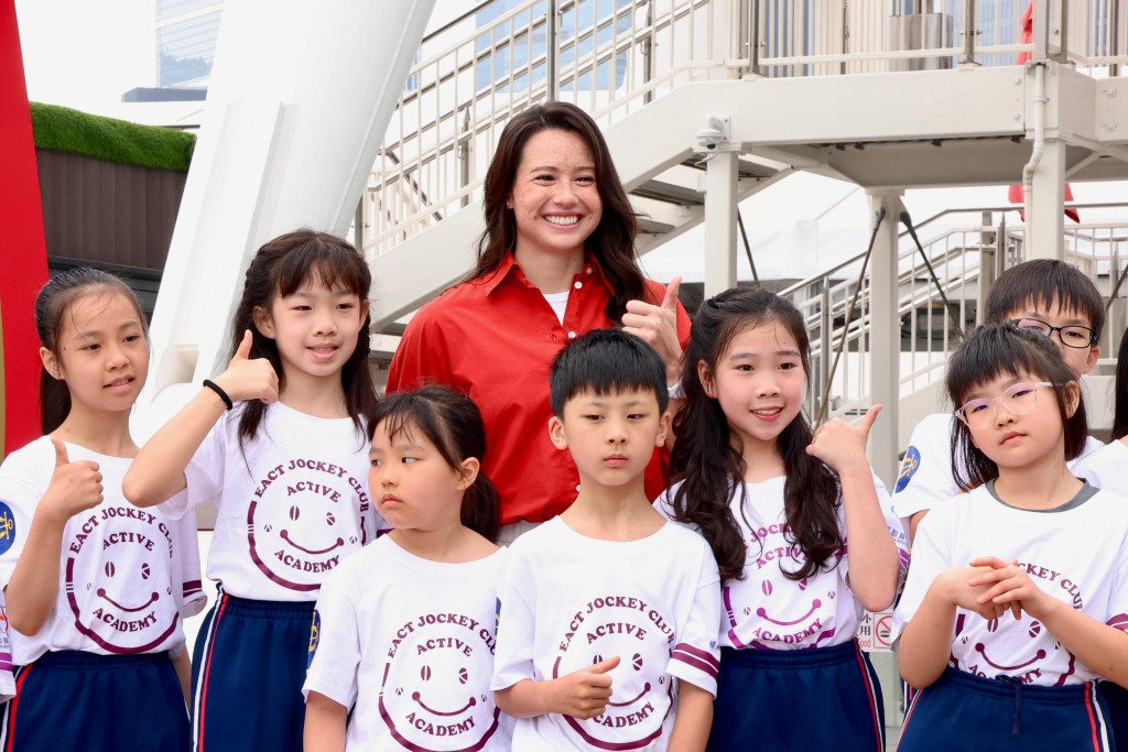 Siobhan开心跟小朋友互动。徐嘉华摄