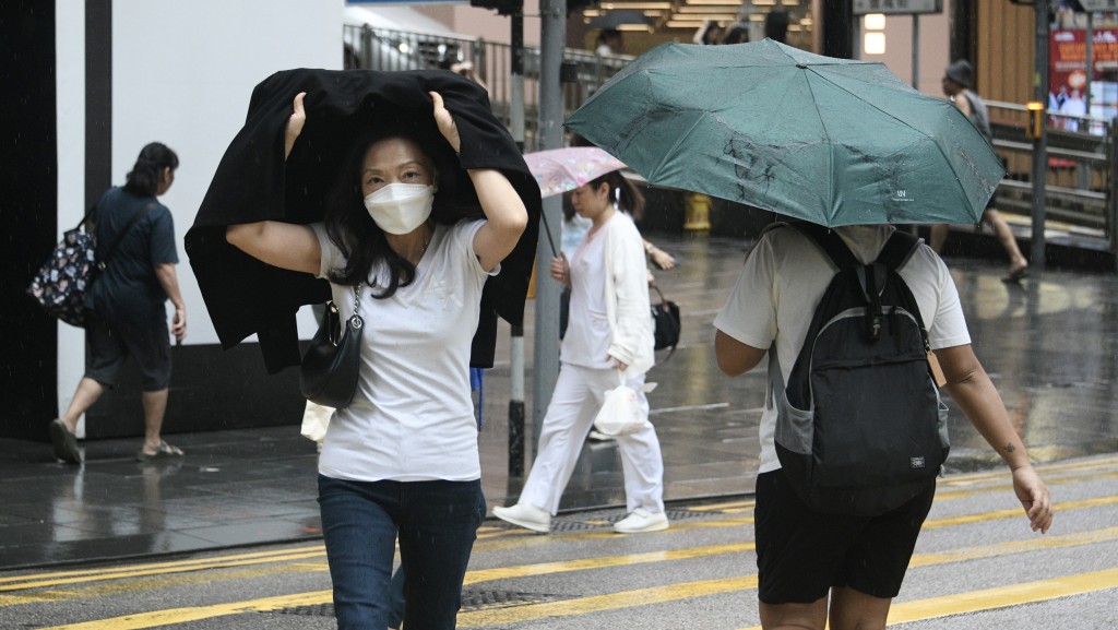 受麦德姆的雨带影响,本港周日初时间中有狂风骤雨、雷暴及猛烈阵风。陈浩元摄 受麦德姆的雨带影响,本港周日初时间中有狂风骤雨、雷暴及猛烈阵风。陈浩元摄