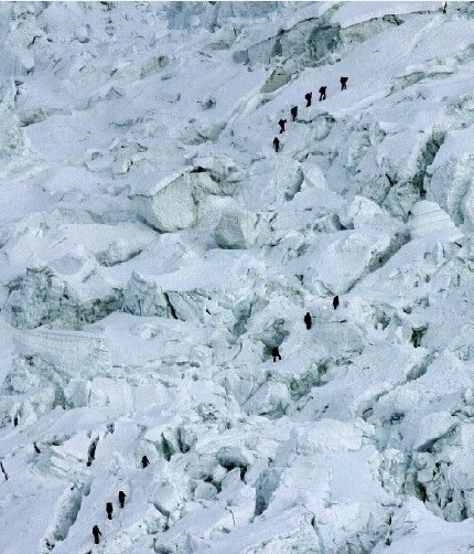 西藏希夏邦馬峰發生雪崩，造成2死2失蹤1重傷。示意圖。微博