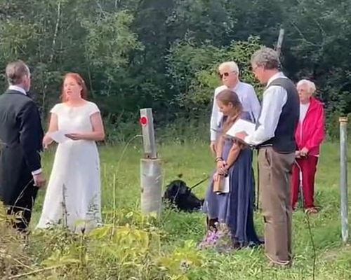 婚禮當天,瑪虹妮、雷和司儀待在美國領土,加拿大家人則留在加拿大領土。