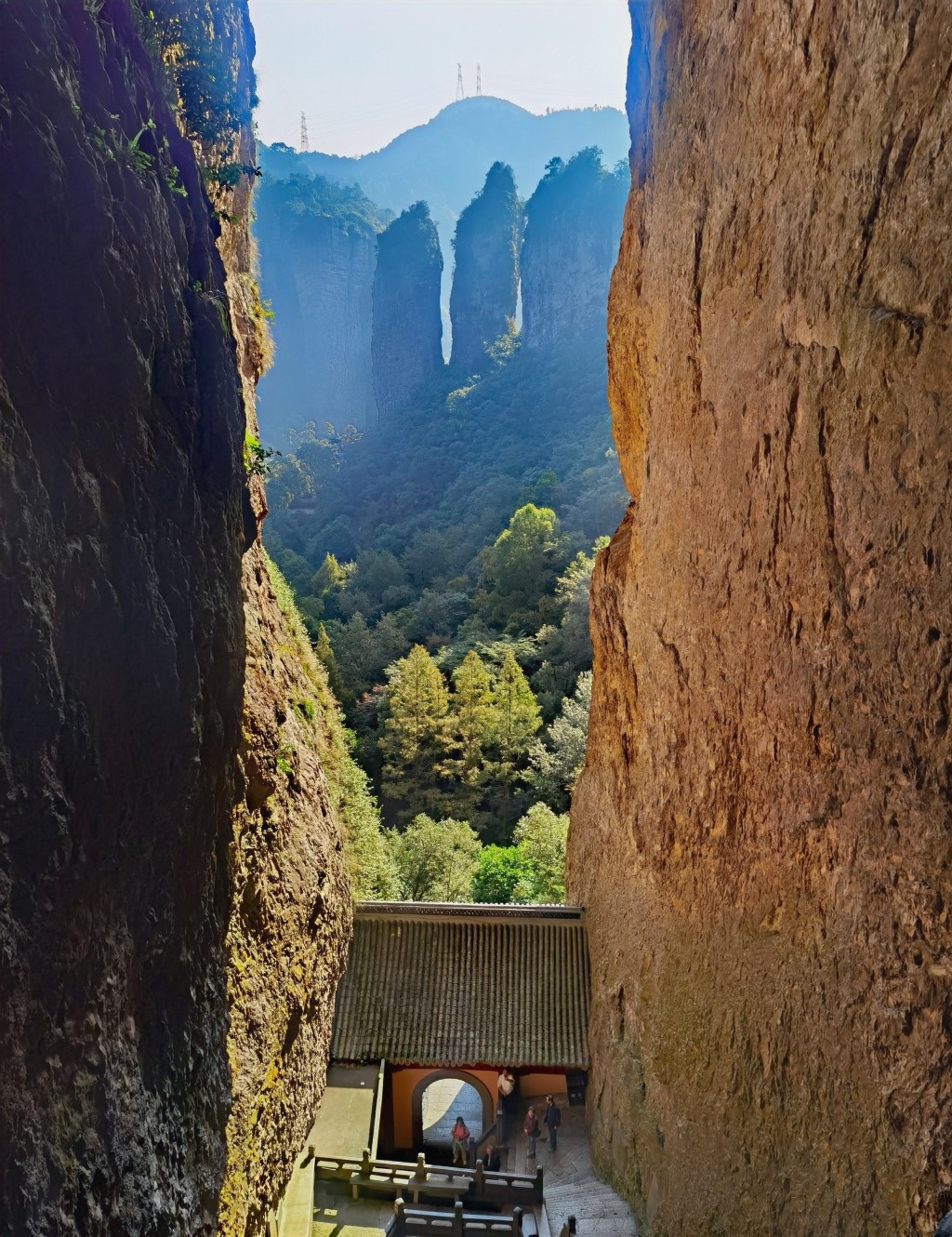 溫州雁蕩山景區，是浙江唯一的世界地質公園，地勢險要雄偉。微博