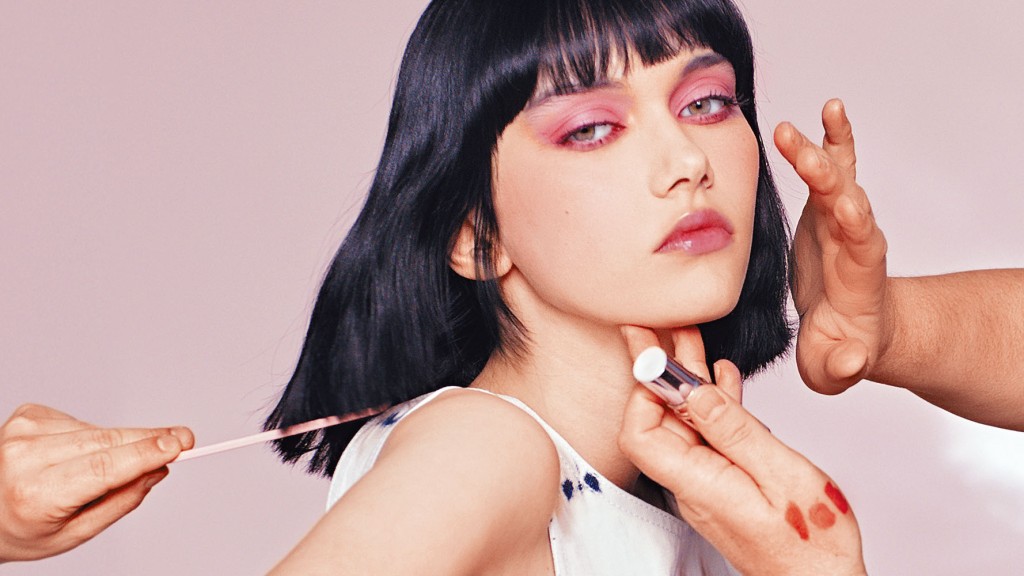 Dior全新Mineral Glow彩妝系列，顯色度高且呈現幻彩光感。