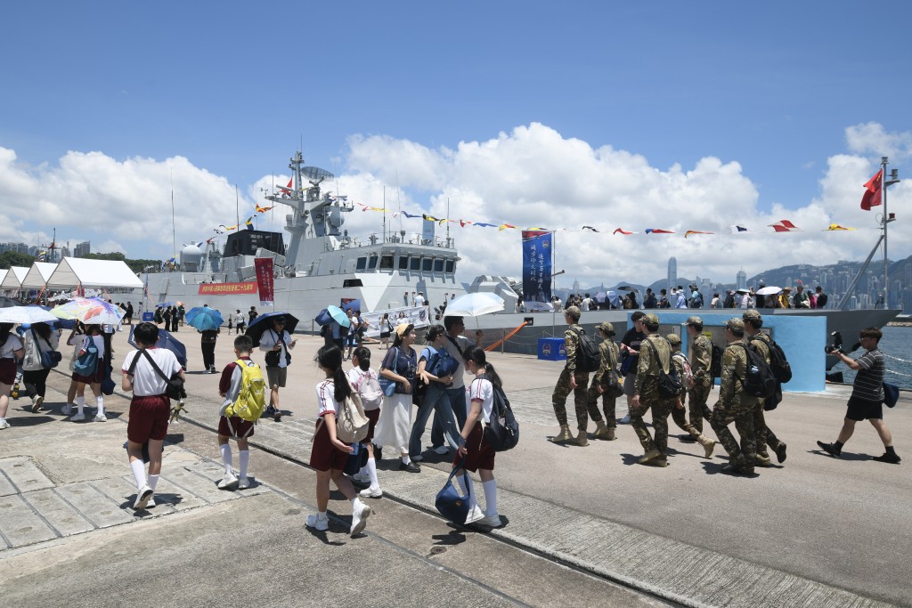 昂船洲軍營今日有三艘軍艦停泊供市民參觀,是不少市民的重點項目之一。 昂船洲軍營今日有三艘軍艦停泊供市民參觀,是不少市民的重點項目之一。