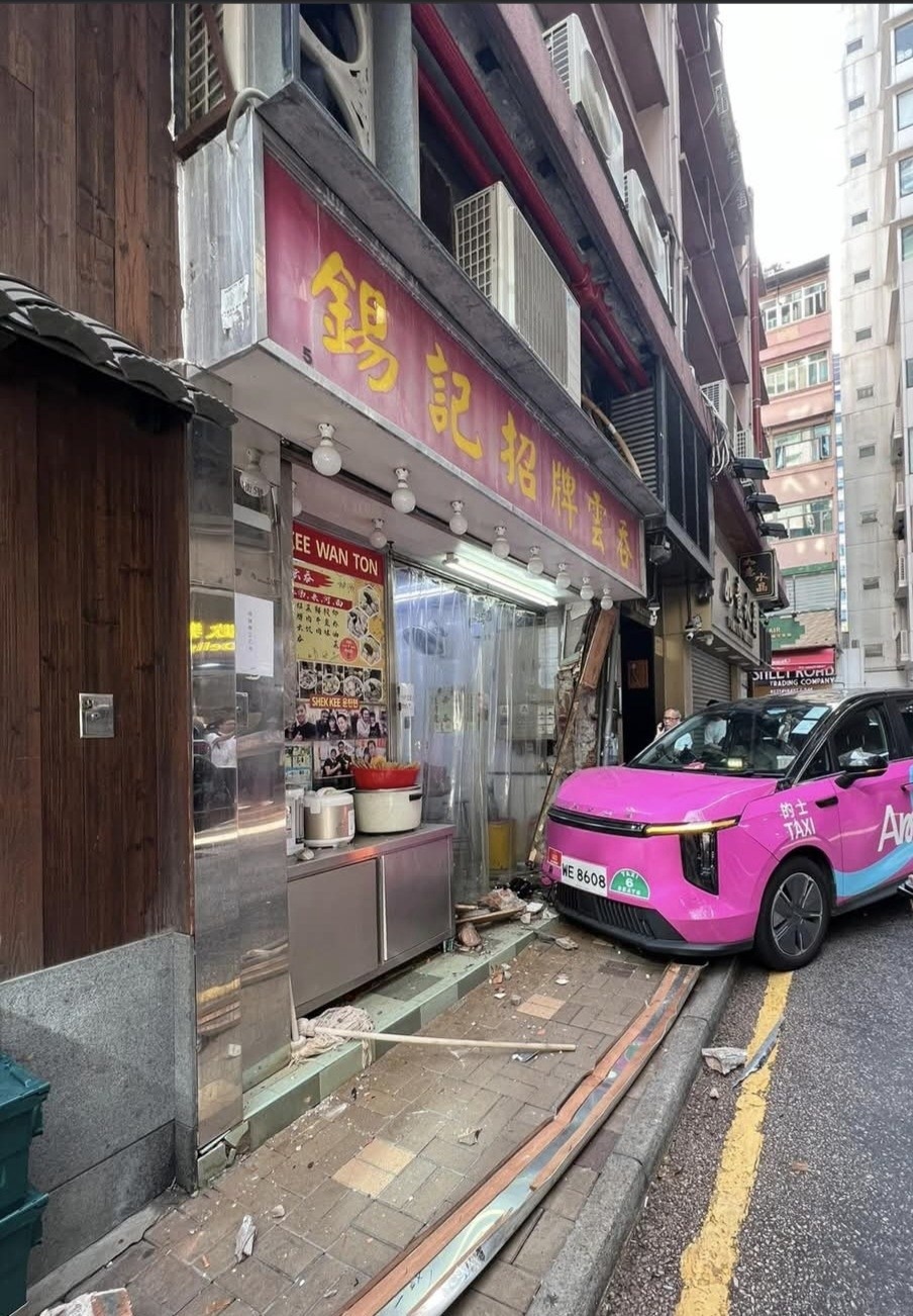 尖沙咀有的士失控衝上行人路，之後再剷入雲吞麵舖。網上圖片
