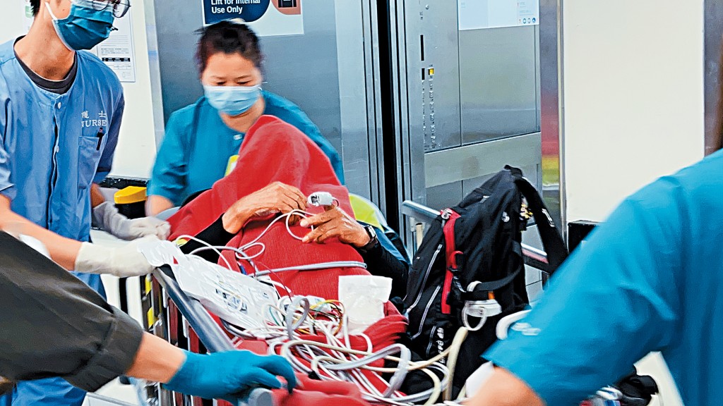 分別被蜜蜂螫傷及扭傷腳的兩名老翁由直升機送院治理。