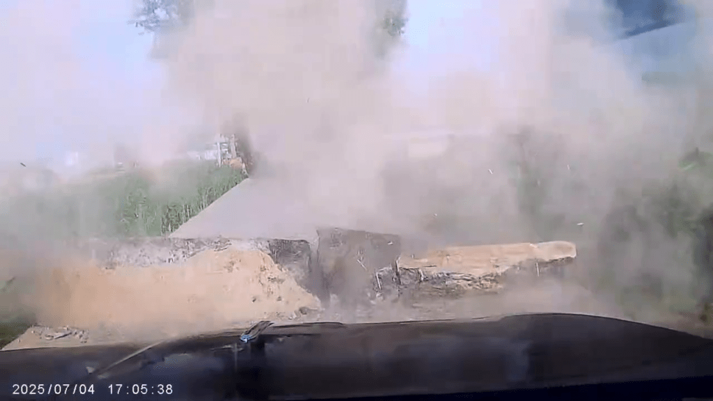 道路忽然爆起,塵埃四濺。 道路忽然爆起,塵埃四濺。