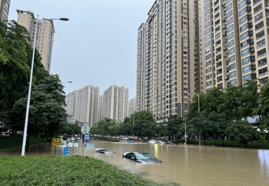 广西南宁暴雨令多处地区水浸。新华社