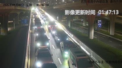 港珠澳大橋珠海口岸（往香港方向）的汽車長龍超過500米，等候檢查時間逾40分鐘。credit： 港珠澳大橋珠海口岸圖片