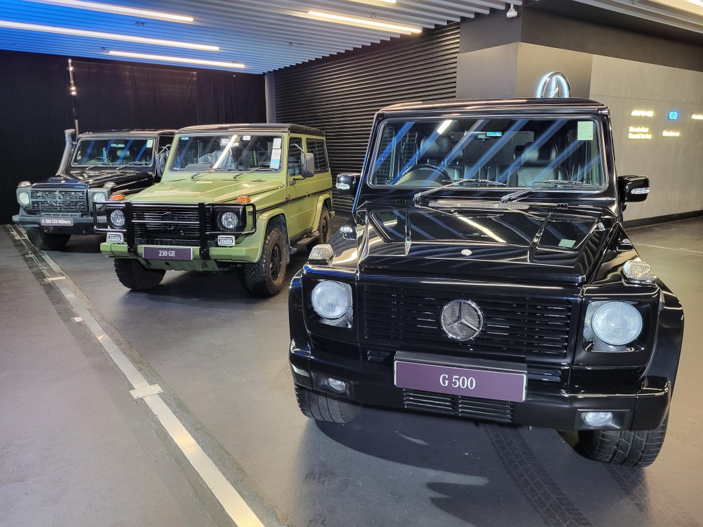 平治Mercedes-Benz特別在會場展示3輛經典型號，包括短陣三門版G500 V8車型(右)。