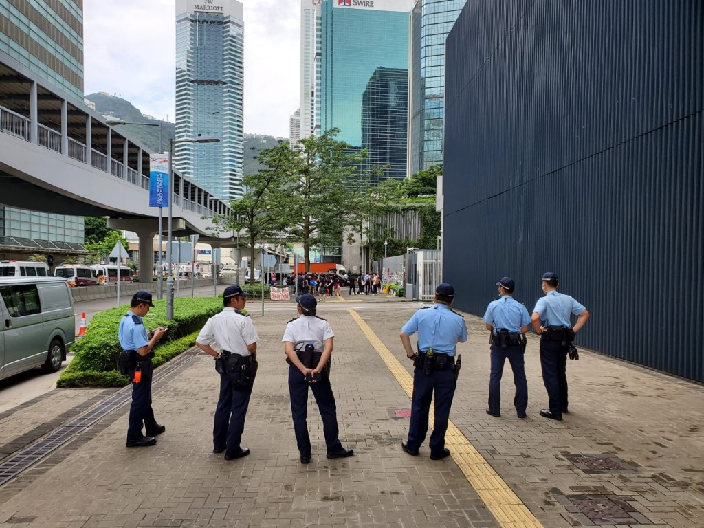 在場亦有一批警員站崗。