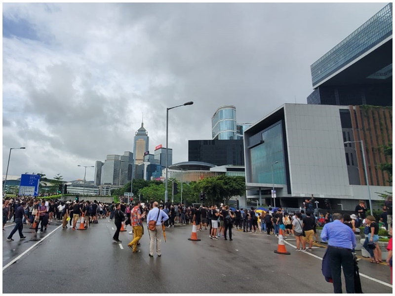 下午約4時45分,示威者重佔龍和道。
