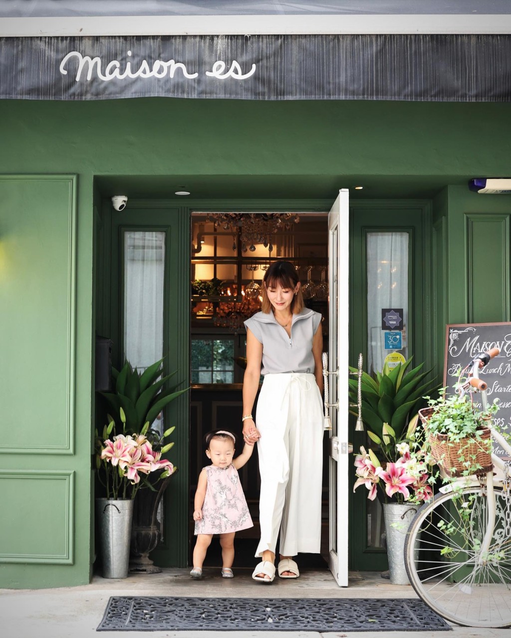另一個好友陳沈依紅同樣大有來頭，是法國餐廳Maison ES創辦人兼主廚。