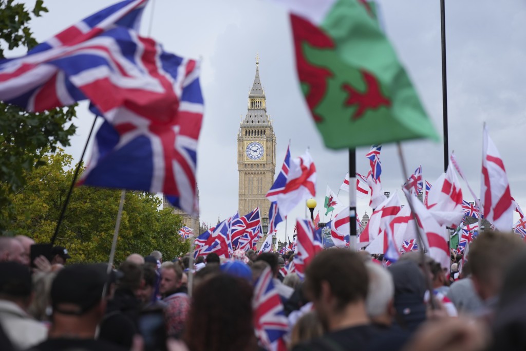 示威者高舉英國米字旗及英格蘭聖喬治十字旗。美聯社