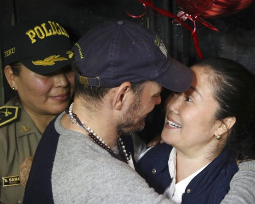 秘鲁反对派领袖藤森庆子获释离开监狱。AP图