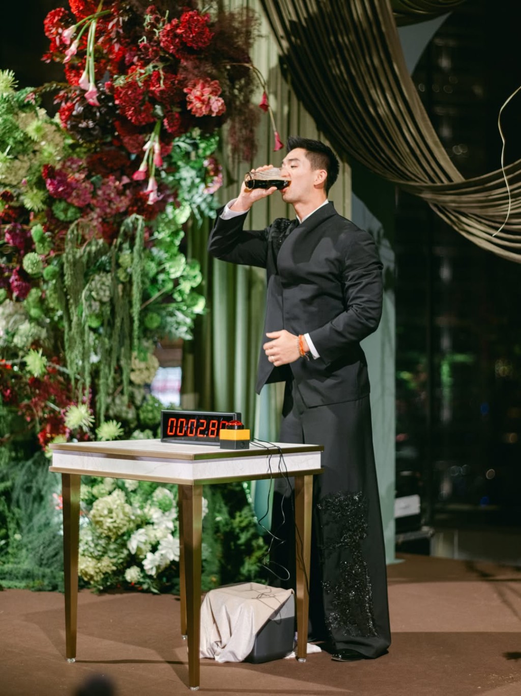 胡智同接受兄弟姊妹團的挑戰。 胡智同接受兄弟姊妹團的挑戰。