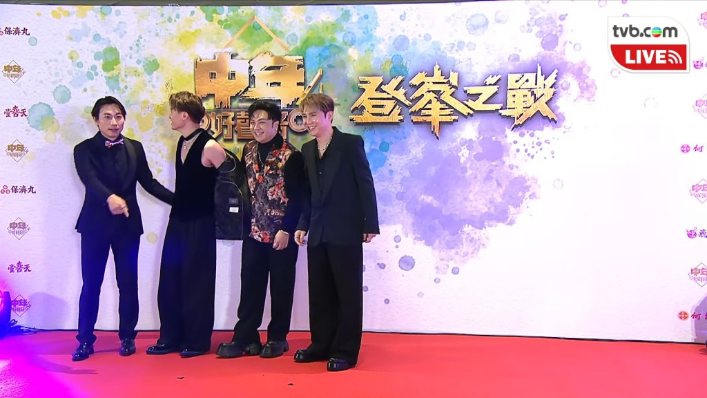 黃劍文晒手臂。 黃劍文晒手臂。