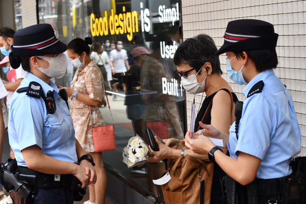 警員截查停留人士。