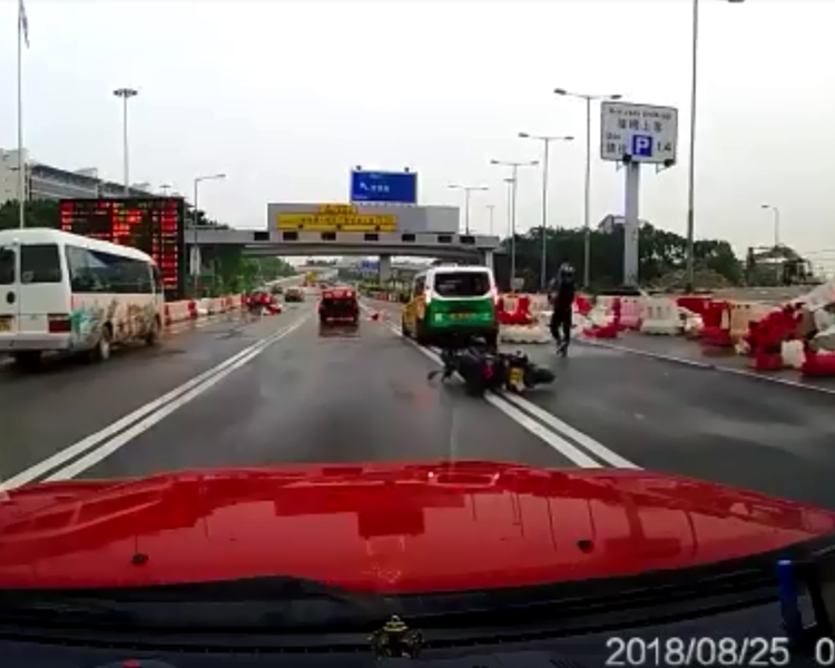 撞車後仍能起身。網上截圖