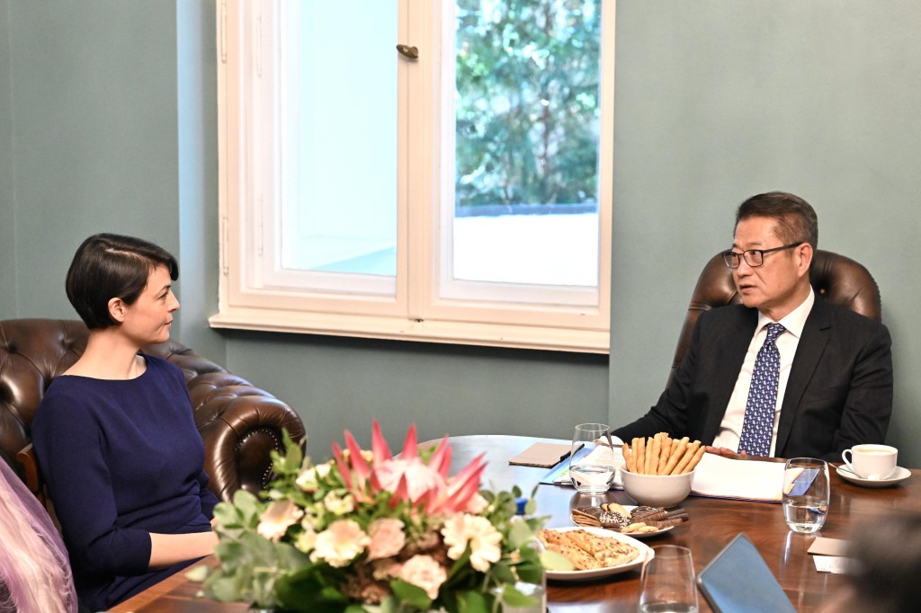 陳茂波與代表多家歐洲家族辦公室的企業負責人會面。政府新聞處