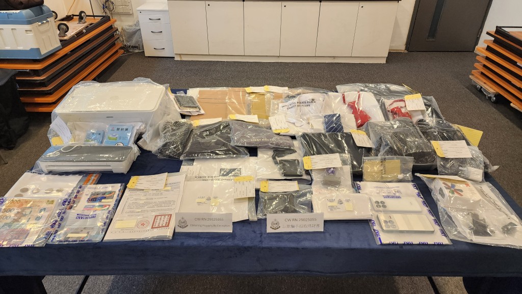 警方展示所得證物。