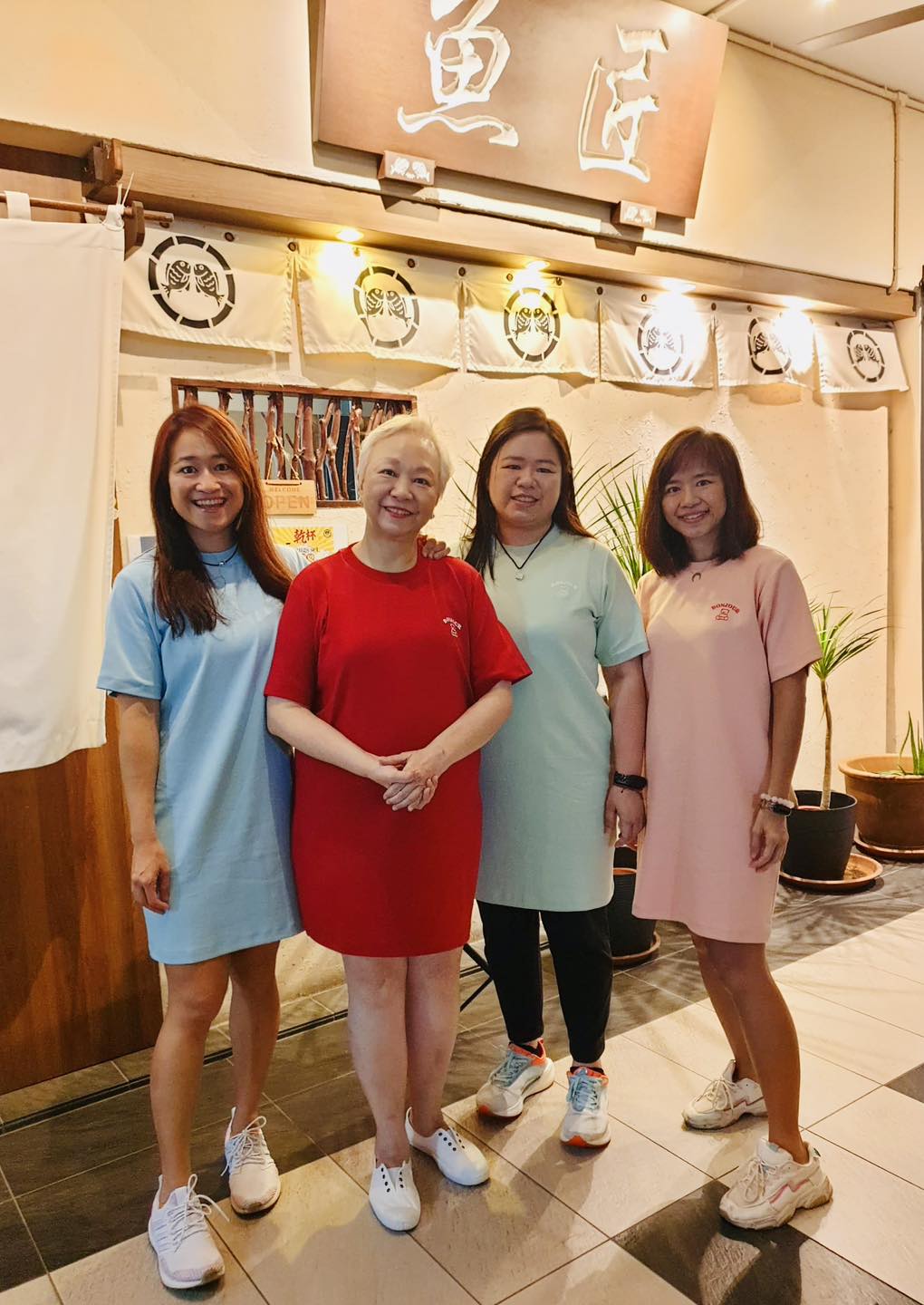 陳秋霞與三個女周圍去。 陳秋霞與三個女周圍去。