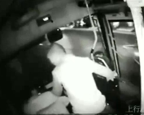 陳某搶奪司機軚盤，迫司機停車。（網圖）