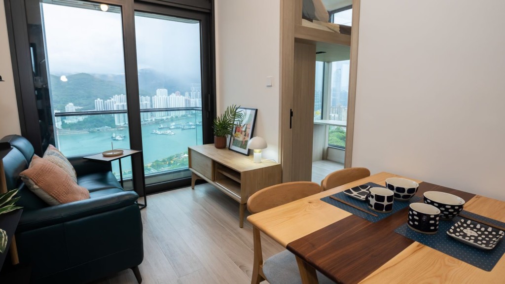 住宅內的窗戶配備高效能雙層中空輻射鍍膜玻璃，可以節約能源、控制調節熱量及改善環境。