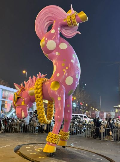 山西有商場因網民惡搞，急急把馬年雕塑換造型。小紅書