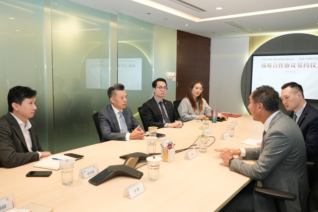 管理層團隊隨即展開會議,就未來支援商界拓展業務的方針交流意見。 管理層團隊隨即展開會議,就未來支援商界拓展業務的方針交流意見。