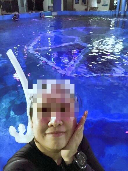 女子學潛水遇險。網上圖片