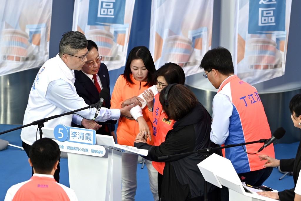 李清霞介紹政綱時,發言約2分鐘後突然感到不適。 李清霞介紹政綱時,發言約2分鐘後突然感到不適。