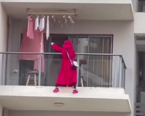 三亞紅衣女爬出露台外跳舞，最終由25樓墮下。