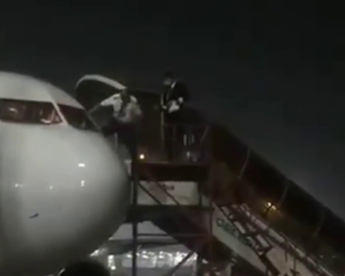 亞洲航空公司兩名飛行員，因有乘客疑似感染 ，直接爬窗下機，避免接觸機艙。(網圖)