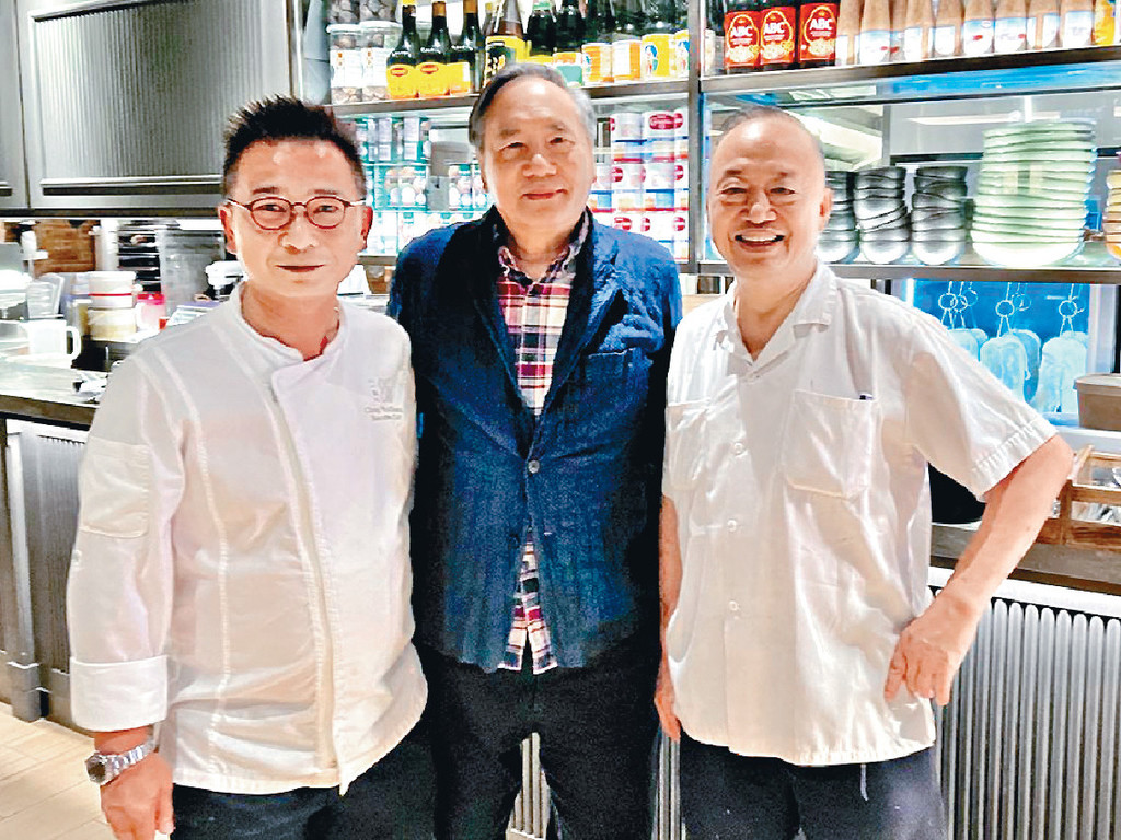■跟大廚張偉忠（圖左）及關師傅合照