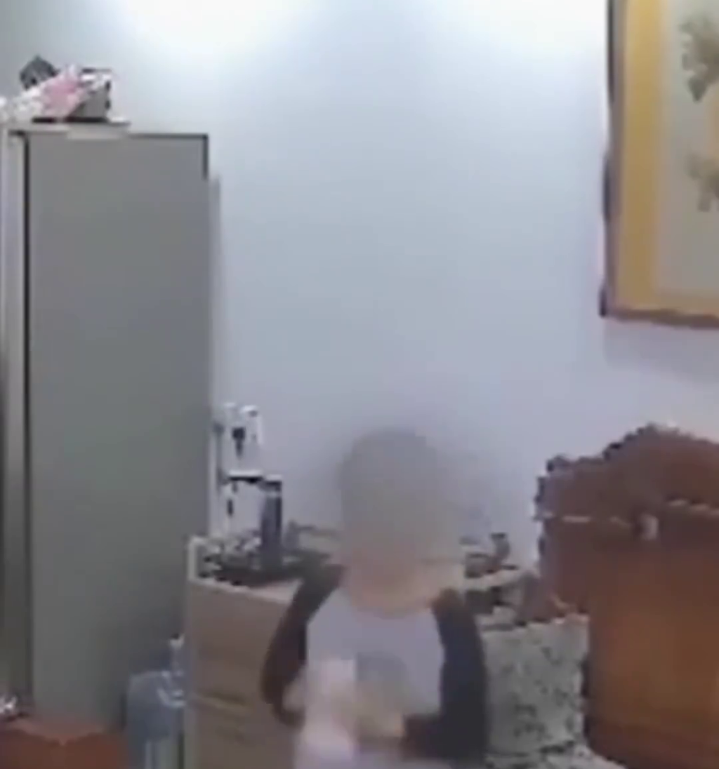 男孩用除垢劑清洗保溫杯，搖晃下馬上爆開。