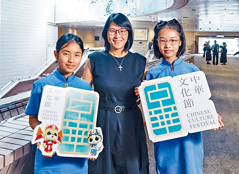 救恩書院李老師（中）認為中華文化節為學生提供機會欣賞專業舞團演出，不僅能啟發學生興趣，對日後選科亦有正面幫助。