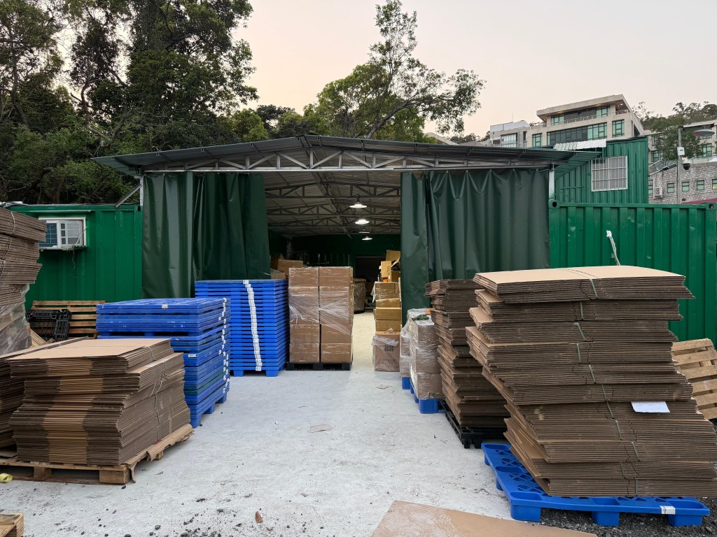 海關指涉案倉庫約2000呎，位置偏僻及隱蔽，場內設有煮食爐及浴室等生活設施，可供不法分子長期駐守倉庫內。