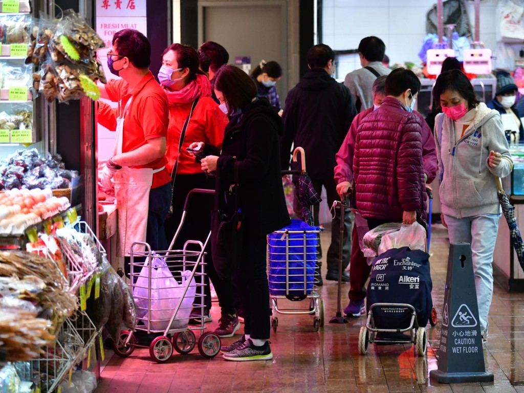 市民到街市買餸。