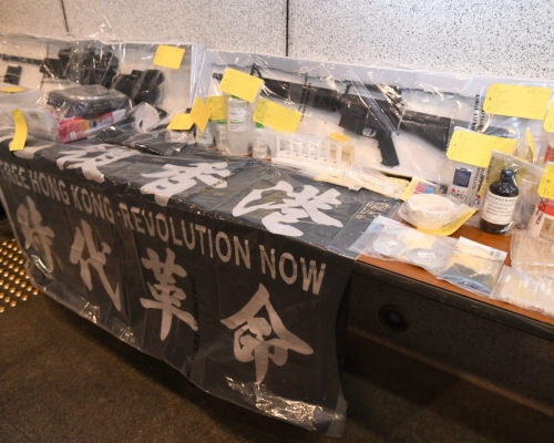 警方檢獲化學品、仿製槍械及旗幟。