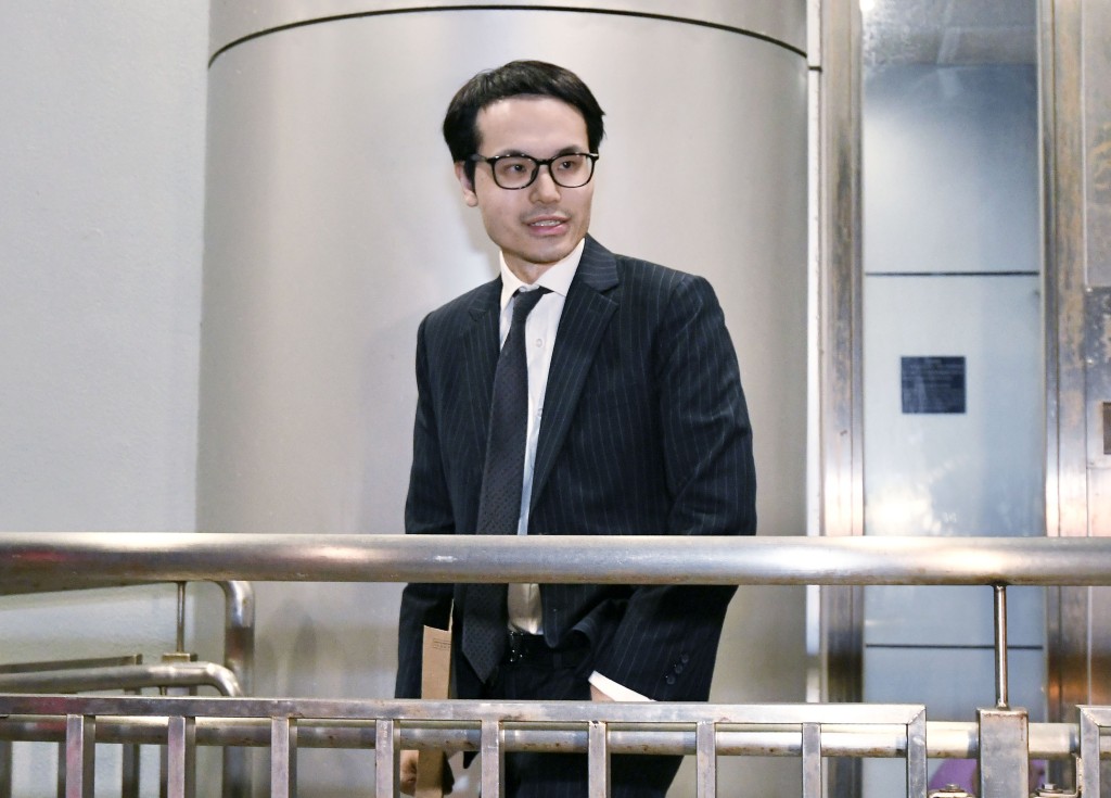 范德偉到達北角警署，其間他向傳媒揮手，未有回答是否擔任林作的代表律師。何君健攝