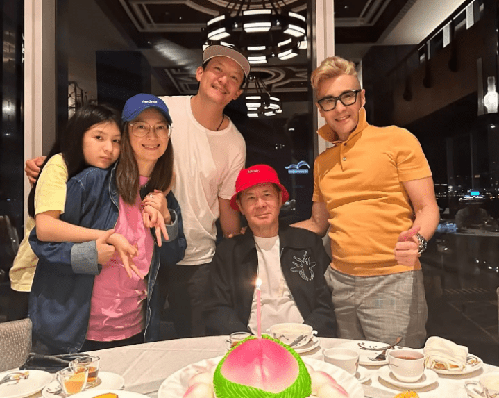 甘國亮獲張震一家和密友王士維（右）預祝下月75歲生日。