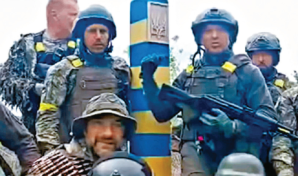 ■一批烏兵帶同塗上國旗黃藍雙色的邊界柱，到達邊境地區重新豎立。