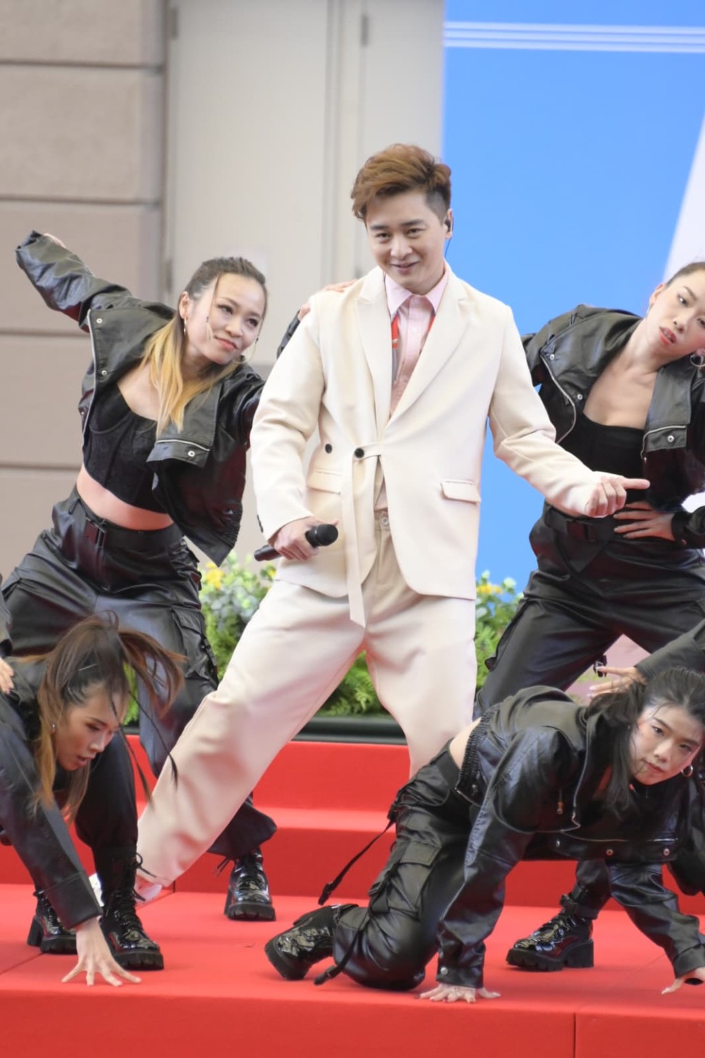 譚輝智唱快歌《這個冬天不太冷》，舞步爭啲。