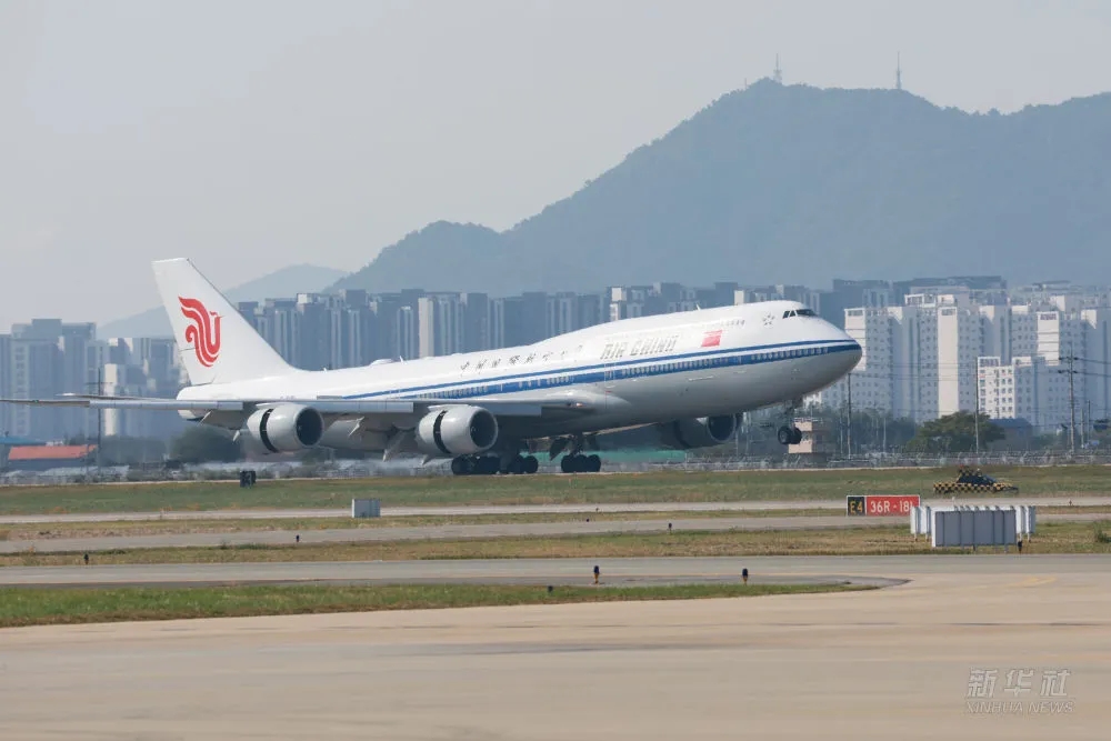 國家主席習近平專機抵達釜山。 新華社 國家主席習近平專機抵達釜山。 新華社