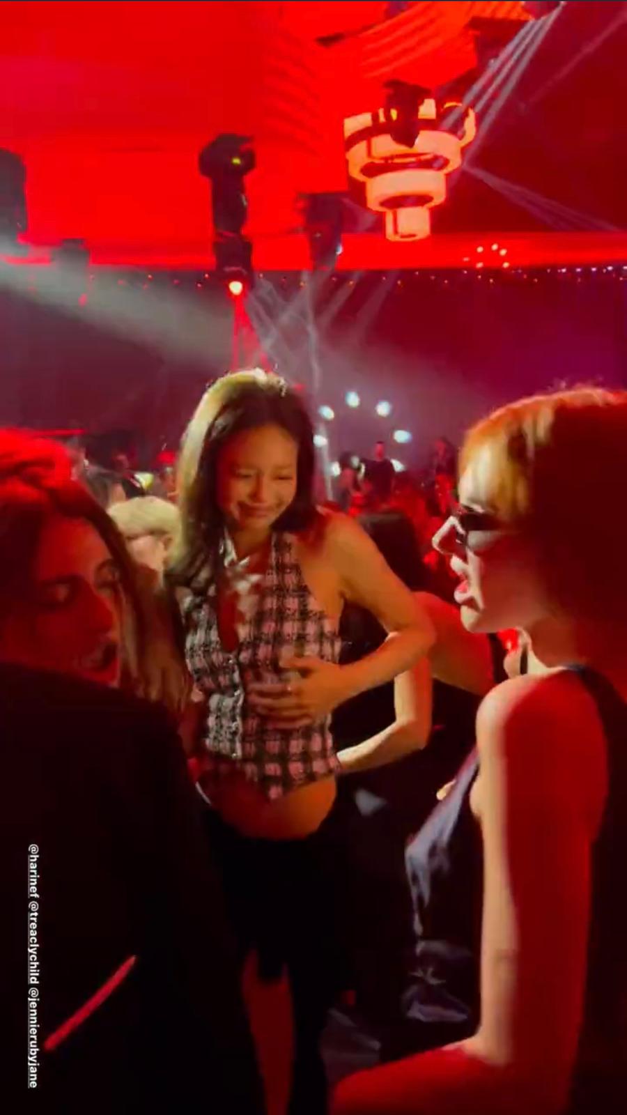 Jennie在慶功派對盡情起舞，非常投入。