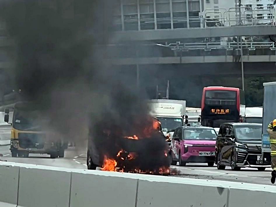 客貨車陷入火海。 fb:香港人香港地交通資訊群 客貨車陷入火海。 fb:香港人香港地交通資訊群