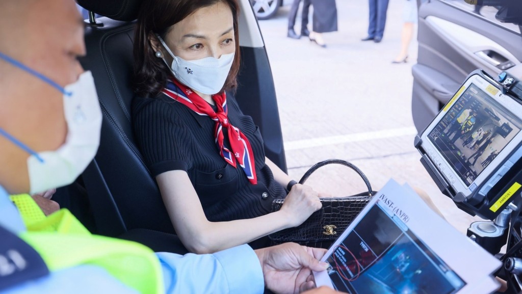 監警會主席王沛詩日前聯同其他委員、秘書處職員到訪警方西九龍交通行動基地,了解警方使用科技協助交通執法及減少相關投訴。監警會